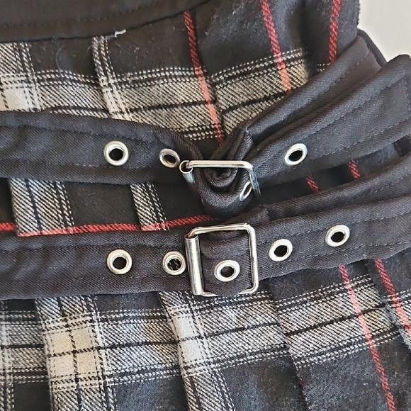 Chic Black and Plaid Mini Skirt - Picture 3 of 6